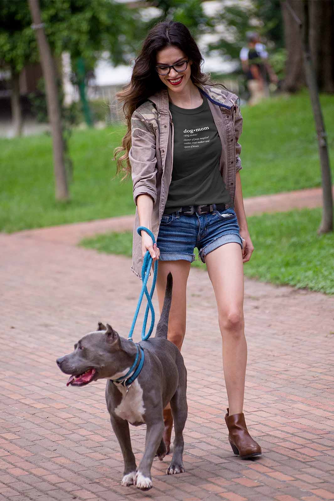 http://theymademewear.it/cdn/shop/articles/feature-young-woman-walking-pitbull-at-park-wearing-black-dog-mom-defined-t-shirt-they-made-me-wear-it.jpg?v=1646268069